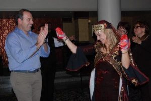 Yabancı geline T&uuml;rk usul&uuml; kına gecesi
