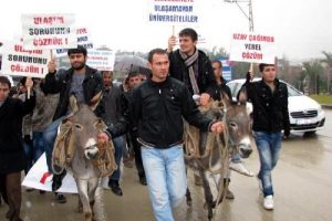 &Ouml;ğrencilerden eşekli eylem