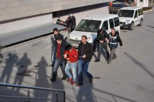 Kar maskeli okul hırsızları yakalandı