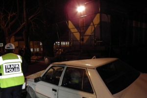 Ehliyetsiz s&uuml;r&uuml;c&uuml; trene &ccedil;arptı