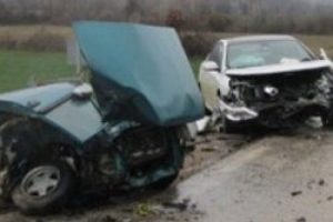 İkiye b&ouml;l&uuml;nen ara&ccedil;tan sağ &ccedil;ıktılar
