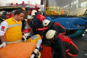 Halk otob&uuml;s&uuml; otomobile &ccedil;arptı