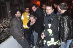 Yangında mahsur kalan hastayı polis kurtardı