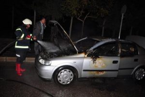 Yanan otomobilden canını zor kurtardı