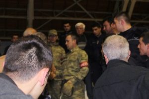 Basketbol ma&ccedil;ında sahaya asker girdi