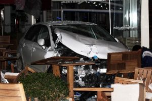 Restoranın bir ucundan girdi &ouml;teki u&ccedil;undan &ccedil;ıktı