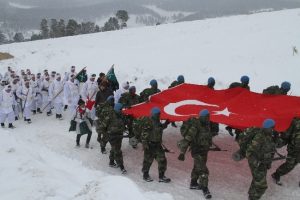 Kar altında 90 bin şehit i&ccedil;in y&uuml;r&uuml;d&uuml;ler