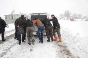 D&uuml;ğ&uuml;n konvoyu karda mahsur kaldı