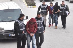 İnternette tanıştığı kişiler cep telefonunu gasp etti