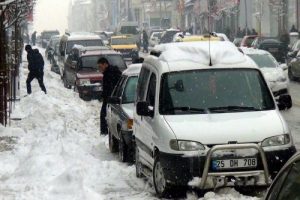 Kar 1120 k&ouml;y yolunu kapattı