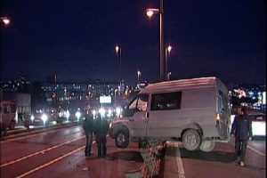 Metrob&uuml;s bariyerlerine asılı kaldı