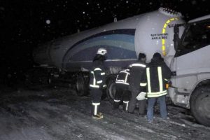 LPG y&uuml;kl&uuml; TIR kaza yaptı