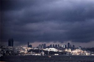 İstanbul'u kara bulutlar sardı