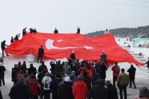 Bursalı dağcılar Sarıkamış şehitleri i&ccedil;in y&uuml;r&uuml;d&uuml;