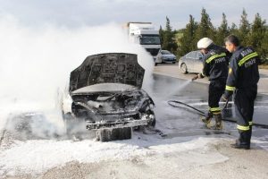 Otomobil otoyolda alev alev yandı