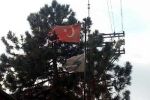 Par&ccedil;alanmış bayrak tepki &ccedil;ekti