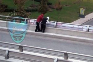 Yasadışı pankart asanlara Mobeseli takip