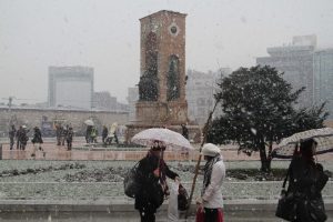 Arap turistlerin kar sevinci