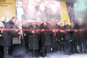Arın&ccedil; kar altında okul a&ccedil;tı