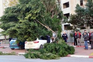 Fırtına Antalya'yı yıktı ge&ccedil;ti