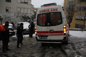 Yaralı taşıyan ambulans karda mahsur kaldı