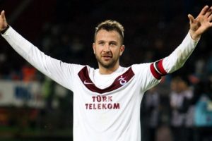 Giray Ka&ccedil;ar futbola ara verdi!