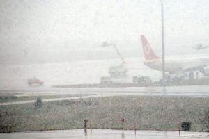 Atat&uuml;rk Hava Limanı'nda u&ccedil;ak seferleri iptal oldu
