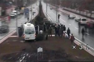 Yolcu minib&uuml;s&uuml;yle otomobil &ccedil;arpıştı