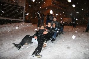 Bursa'da &ccedil;ocukların poşet ve snowboard ile kayak keyfi