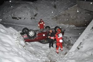 Otomobil menfeze u&ccedil;tu: 5 yaralı