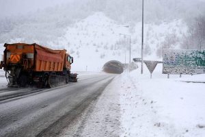 Yolcu otob&uuml;s&uuml; takla attı