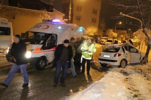 Kontrol&uuml;n&uuml; kaybeden ara&ccedil; ağaca &ccedil;arptı