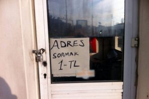 Taksi durağına astığı yazıyla vatandaşları şoke etti...