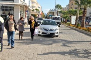 Yolun ortasına park etti