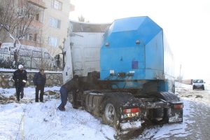 Kontrolden &ccedil;ıkan TIR trafik levhasına &ccedil;arptı