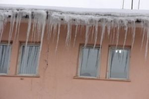 &Ccedil;atıdaki karı temizlemek isterken...