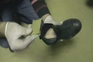Ayakkabıyla uyuşturucu ka&ccedil;ak&ccedil;ılığı