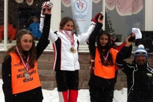 Belediyespor'un kayak&ccedil;ıları y&uuml;zleri g&uuml;ld&uuml;r&uuml;yor