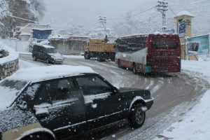 Bursa'da yollar buz kesti, imdada belediye yetişti