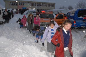 &Ouml;ğrencilerin kar esareti sona erdi