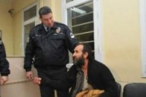 Polis sokakta kalanlara sahip &ccedil;ıktı