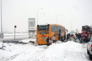 Otob&uuml;s bariyerlere &ccedil;arptı