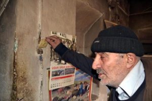 Elektirik borcunu dilencilik yaparak &ouml;dedi