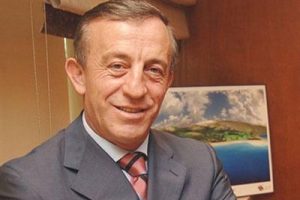 Mezar taşına kurumsal kimliğini yazdırdı