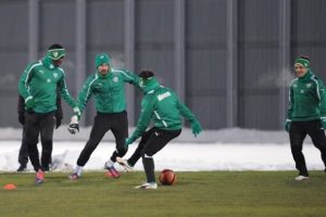 Bursaspor'da kampa ge&ccedil; katılanlar &ccedil;alışmalarını s&uuml;rd&uuml;rd&uuml;