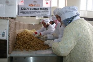 Kınalı ellerle kadayıf ustalığı yapıyor
