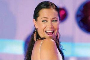 Reklam y&uuml;z&uuml; belli oldu, parayı H&uuml;lya Avşar'la toplayacak
