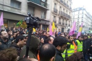 Paris'te "Hepimiz PKK'yız" sloganları