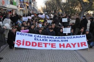 &Ouml;ğretmenler şiddete karşı y&uuml;r&uuml;d&uuml;