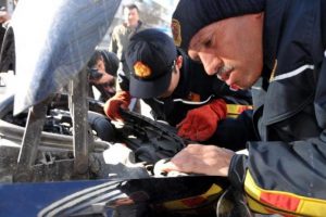 Motora giren kediyi kurtarma seferberliği